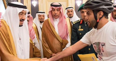 بالصور.. خادم الحرمين الشريفين يستقبل أمراء ومواطنين بقصر السلام