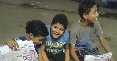 بالصور.. غضب فى الإسكندرية من استغلال الأطفال فى الدعاية الانتخابية.. المؤتمر الأول لقائمة النور استغل الأطفال فى حمل اللافتات والهتاف لصالح المرشحين.. وأطفال يعلقون ملصقات دعائية لصالح مرشح فى كرموز