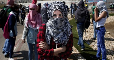جميلات فلسطين يقاومن الاحتلال الإسرائيلى بالحجارة