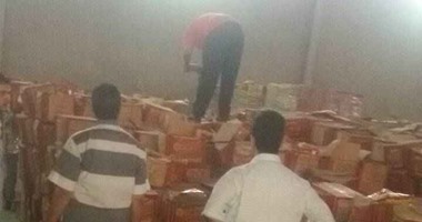 ضبط بائع يبدل أغطية زجاجات المشروبات الغازية بأخرى للاستفادة من عرض الشركة