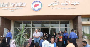 موظفو معهد الكبد بالمنوفية يضربون عن العمل للمطالبة بـ"التثبيت"
