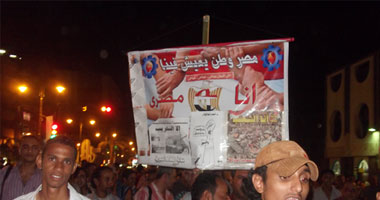 بالصور.. مسيرة ليلية ضد الفتنة الطائفية بالسويس