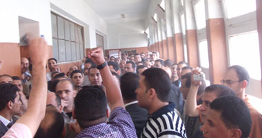 المحامون يهتفون ضد القضاة بمحكمة كفر الشيخ