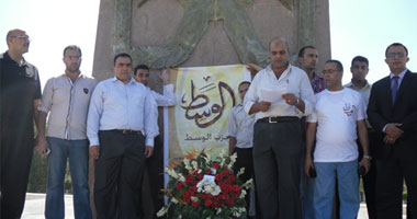 "وسط بورسعيد" يضع إكليلاً من الزهور على نصب الجندى المجهول