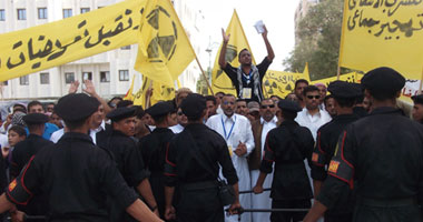 بالصور.. مظاهرات بمطروح لمطالبة الرئيس بإقالة المحافظ
