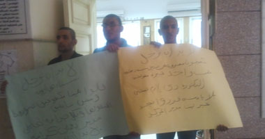 تظاهر الطلاب المكفوفين بجامعة الفيوم احتجاجا على سوء أوضاعهم الدراسية