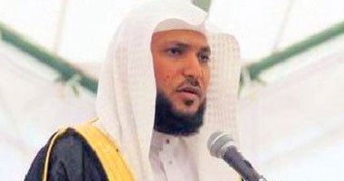 إمام المسجد الحرام يتعرض لوعكة صحية والسديس يؤم المصلين بدلا منه.. فيديو