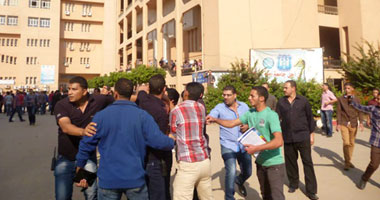تجدد الاشتباكات بجامعة القاهرة وإصابة شخصين