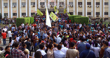 مسيرة طلابية تجوب كليات جامعة الأزهر لتعطيل الدراسة