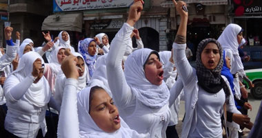طالبات دمنهور يتظاهرن تأييداً للجيش