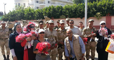 بالصور..متطوعون يهنئون رجال الجيش والشرطة بالإسكندرية 