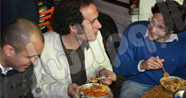 حمزاوى يتناول "الكشرى" مع عدد من المواطنين بمصر الجديدة