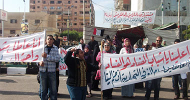 خريجو بورسعيد يتظاهرون أمام مبنى المحافظ للمطالبة بوظيفة "ميرى"