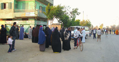 عشرات السائقين يقطعون طريقاً رئيسياً بالعريش