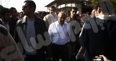 شفيق فى سوق العبور للترويج لحملته الانتخابية