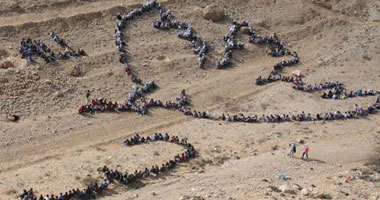 1000 طفل فلسطينى يرسمون لوحة بشرية لـ"حمامة السلام"