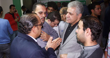 بالصور..خلال لقائه بالـ19 مصريا "المرحلون" من الكويت.. صباحى يؤكد: القضية وطنية وليست حزبية.. والدولة يجب أن تحفظ كرامة المصريين بالداخل والخارج.. والعائدون: ما حدث معنا يشبه فيلم "إحنا بتوع الأتوبيس"