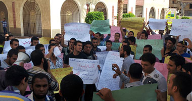 وقفة احتجاجية لطلاب طب الأزهر بدمياط لرفض "الاختلاط"