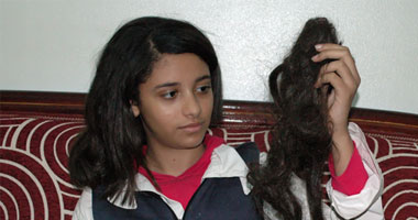  طفلة قص الشعر بالمترو لـ"اليوم السابع": "الست" المنتقبة هددتنى قائلة "أنت مش عارفة ممكن أعمل فيكى إيه".. وأنا "زعلانة من الموقف أكتر من زعلى على شعرى".. والأب: جماعات متشددة وراء الحادث