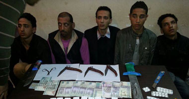 ضبط 5 عاطلين بحوزتهم أسلحة ومخدرات بكفر الدوار