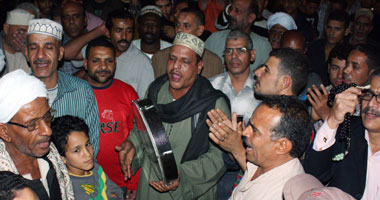 المصلون بالحسين يمنعون الوفد الشيعى من دخول المسجد 