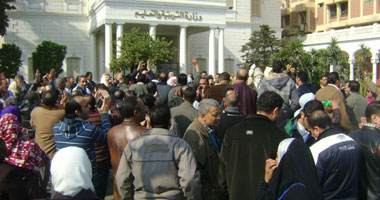 موظفو تعليم الجيزة يحتجون ضد إلغاء حوافزهم  