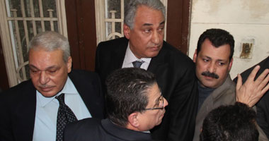 قوة من الشرطة تعاين مقر جريدة "العربى"