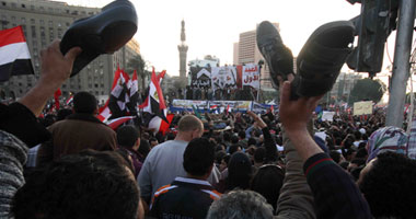 المتظاهرون يجددون هجومهم على الإخوان بعد صلاة المغرب
