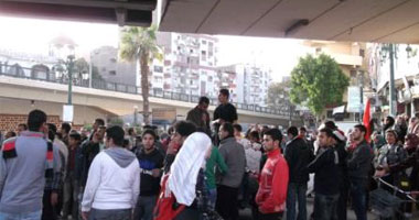 مشادات بين شباب الثورة والحرية والعدالة فى أسيوط بسبب المنصة