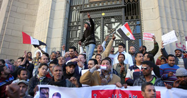 أهالى الشهداء ينددون ببراءة ضباط قتل المتظاهرين أمام "القضاء العالى"