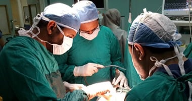 زراعة شفتين لطفل كونجولى بعد فقدهما فى هجوم من شمبانزى