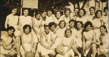 بالصور.."الستينيات وما أدراك".. المرأة نموذج لمجتمع خال من التشوهات الفكرية.. الأناقة وركوب "العجل" أسلوب حياة.. والحجاب ليس فرضًا بكلية البنات الإسلامية.. الباتيناج والسلة الرياضة المفضلة للطالبات