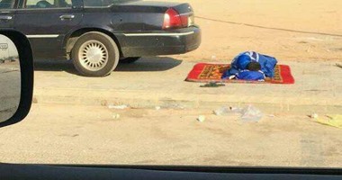 مشجع هلالى يفترش "الصحراء" لحضور نهائى آسيا