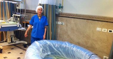 طبيبة مصرية تجرى أول عملية "ولادة تحت الماء" بمصر.. الدكتورة "هناء" تبنت فكرة حقوق المرأة فى الولادة الطبيعية بدون ألم.. ونجحت فى إجراء 3 عمليات بـ"حوض مياه".. الفكرة معمول بها عالميًا
