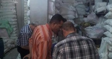ضبط 20 طن مواد غذائية مجهولة المصدر داخل مخزن بدون ترخيص فى قنا 