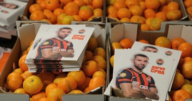 لاعب كرواتى يوزع 20 طن يوسفى على أطفال أوكرانيا