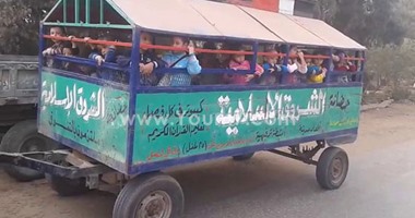 بالفيديو.. حضانة بالمنوفية تنقل25طفلاً بمقطورة جرار معرضة حياتهم للخطر