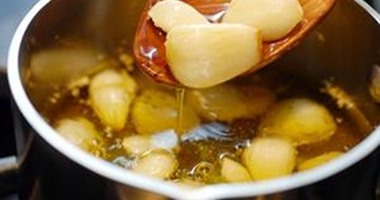 وصفة طبيعية من الثوم والحليب تعالج مشاكل القلب والأرق والتهاب المفاصل