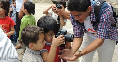 لأن الصورة بألف كلمة.. شباب يعلمون أطفال العشوائيات قواعد التصوير