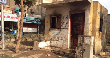 أعضاء بالإخوان يتعدون على مجند ويحرقون "كشك مرور" بالشيخ زايد