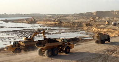 الهيئة الهندسية تنجز 61% من الحفر الجاف بقناة السويس الجديدة.. رئيس أركان الهيئة: معدلات الحفر تبكر موعد إنهاء الأعمال إلى 6 يناير.. ونعمل بالتوازى على التخطيط لمدينة "الإسماعيلية الجديدة"