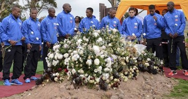 منتخب السودان يزور قبر حارس جنوب أفريقيا وفاءً له