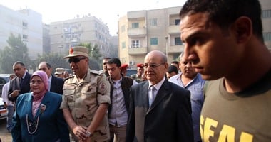 بالصور.. خلال جولة بـ3مدارس بالجيزة.. قائد المنطقة المركزية: أفراد جيش فى زى مدنى للتأمين.. وخطة لرفع كفاءتها بالمناطق العشوائية.. والقوات المسلحة توزع أدوات مدرسية وماكينات تصوير على مدارس الجيزة