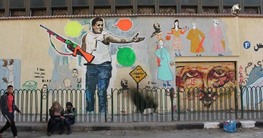 جرافيتى محمد محمود يلخص التاريخ الثورى بالألوان.. تحول كتل الخرسانة للوحات فنية تروى تفاصيل الأحداث.. خليط بين البهجة والكآبة.. ورمز لمن ثاروا هنا يوما