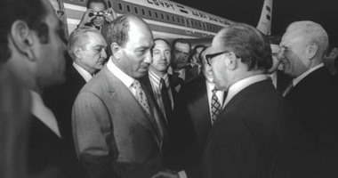 "تل أبيب" تحيى ذكرى زيارة "السادات" لـ"القدس".. صحيفة عبرية: "الموساد" رصد تحركات عسكرية شرق القناة قبل يوم من وصول الرئيس الأسبق وحذر من خدعة جديدة.. و"بيجين" استدعى الاحتياط وأعلن التأهب