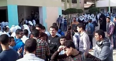 معلمو مدرسة بأسوان يمنعون الطلاب من الدخول اعتراضا على إقالة المدير 
