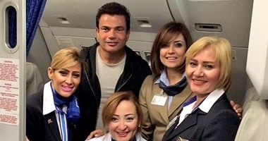 الهضبة عمرو دياب ينشر صورته مع مضيفات مصر للطيران