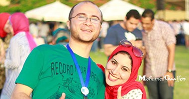 محمد وآلاء عروسان بالإسكندرية يقرران الفرح مع أصحابهما ضد المألوف.. يحددان 70 جنيهًا رسم دخول لحفل الزفاف.. والعريس لخطيبته: "أنا وعدتك أن فرحنا هتتكلم عنه مصر كلها"