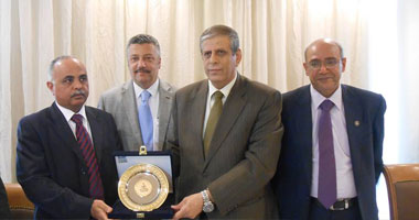 "آداب القاهرة" تكرم رئيس الاتحاد العربى للمكتبات والمعلومات