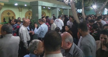 تشديدات أمنية أمام كنيسة الملاك بأسيوط لتأمين المعزين بالأنبا ميخائيل
